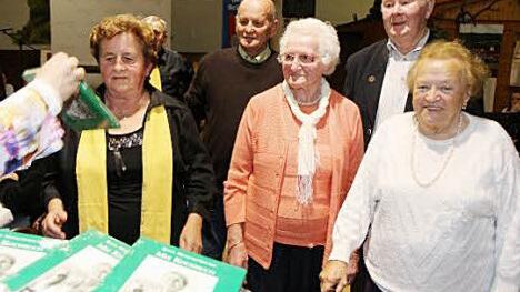 Über Jahrzehnte ihrer Heimatzeitung verbunden: Lieselotte Geyer, Hedwig Hofmann, Katharina Möslein (v.l.), Hans Wächtler, Fritz Kregler (r.)