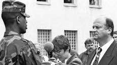 ...und dem damaligen Wildfleckener Bürgermeister Walter Gutmann überreicht. Fotos: Archiv