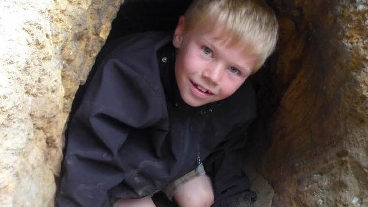 Hannes Marquart ist acht Jahre alt und kommt mit seinen Eltern und dem Bruder Niklas aus Wonfurt, um die Höhle des Veitensteins zu erkunden. "Es ist eng da drin", bemerkt Hannes treffend als er aus dem "Querkelesloch" heraus kriecht.Fotos: Sabine Meißner