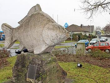 Der Kreisverkehr mit dem steinernen Karpfen an der B 470 in Höchstadt wird nicht als gefährlich eingestuft.  Foto: Andreas Dorsch