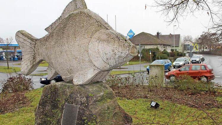 Der Kreisverkehr mit dem steinernen Karpfen an der B 470 in Höchstadt wird nicht als gefährlich eingestuft.  Foto: Andreas Dorsch