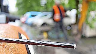 Über ein solches Glasfaserkabel kommt das schnelle Internet.
