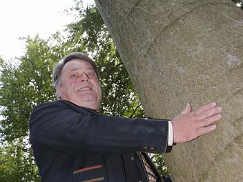 Liebevolle Begegnung: Landwirtschaftsminister Helmut Brunner und die ihm gewidmete Buche im Kassenbereich des Baumwipfelpfades bei Ebrach.Foto: Matthias Hoch