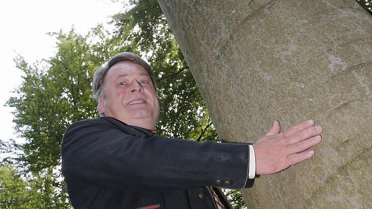 Liebevolle Begegnung: Landwirtschaftsminister Helmut Brunner und die ihm gewidmete Buche im Kassenbereich des Baumwipfelpfades bei Ebrach.Foto: Matthias Hoch