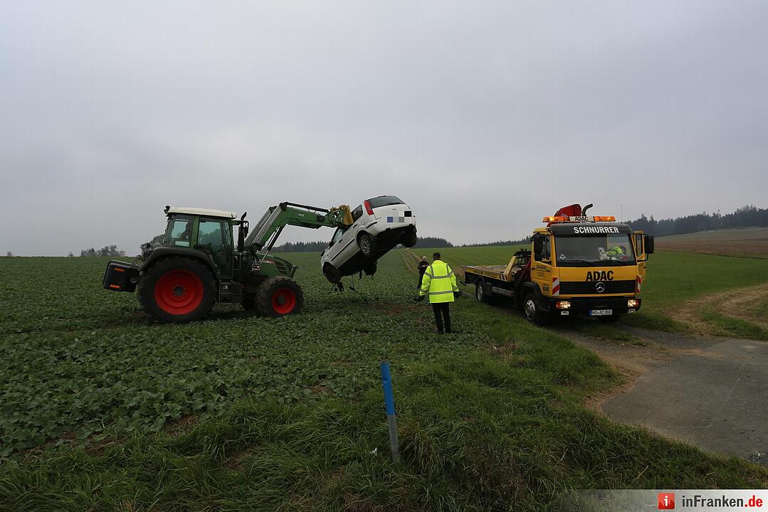 Auto landet auf dem Dach im Feld - Schwerer Unfall auf der B289