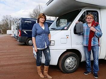 Karin Martschei und Andreas Reinold haben erst im zweiten Anlauf eine Lücke auf dem Wohnmobil-Platz der Stadtwerke ergattert. Foto: Matthias Hoch