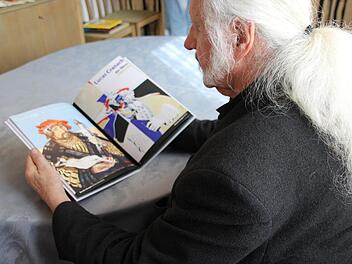Ingo Cesaro hat das Buch "Lucas-Cranach-Portrait-Variationen" 200 Mal drucken lassen.  Fotos: Ronald Heck