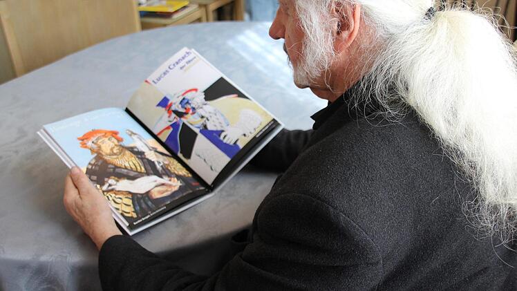 Ingo Cesaro hat das Buch "Lucas-Cranach-Portrait-Variationen" 200 Mal drucken lassen.  Fotos: Ronald Heck