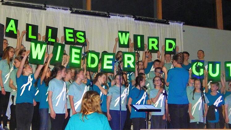 Finale mit der Adonia-Hymne