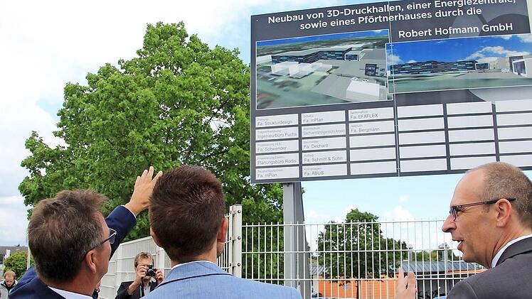 Robert Hofmann (links) zeigt, wie der neue Gebäudekomplex aussehen soll.