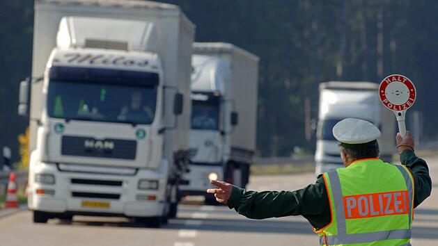 Verkehrskontrolle auf der A9: Polizei stoppt rasenden 40-Tonner
