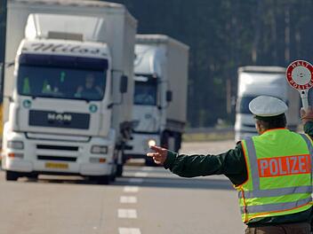 Verkehrskontrolle auf der A9: Polizei stoppt rasenden 40-Tonner