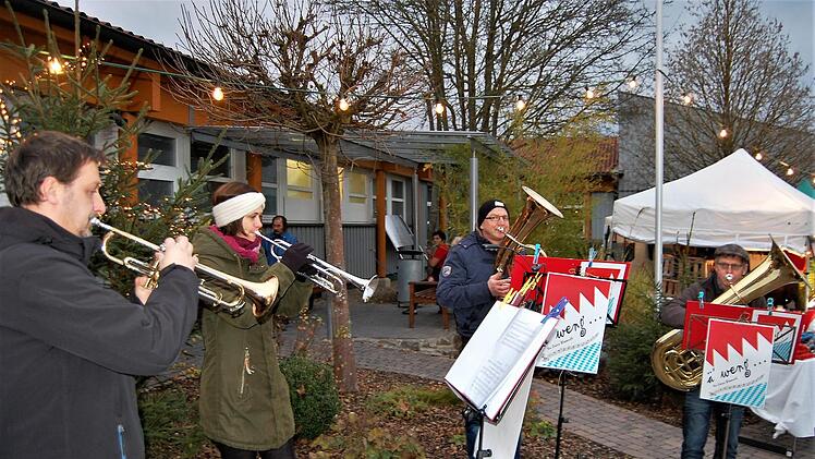 Die Blechbläser "ä'weng" spielte weihnachtliche Musik und sorgten für adventliche Stimmung.