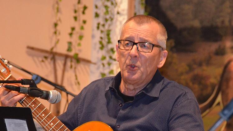 Einige Musiker aus der Region nutzten die Chance beim  English Folk Club aufzutreten. Peter Rauch