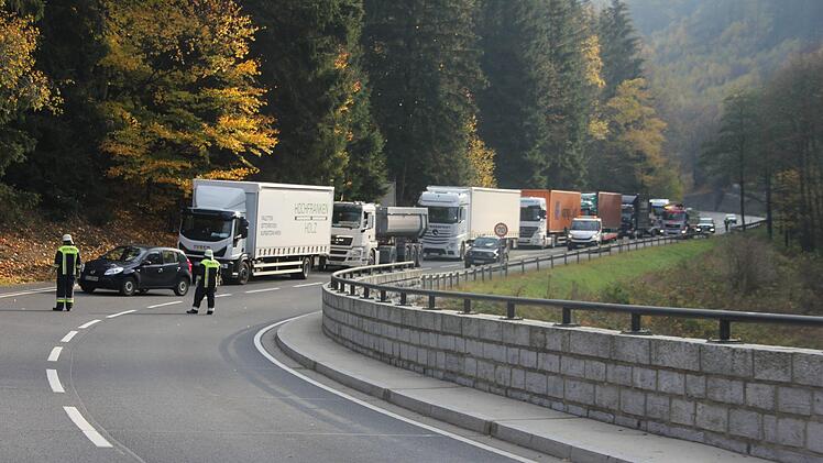 Die Feuerwehren aus Lauenstein und Ludwigsstadt regelten den Verkehr. Foto: Andreas Schmitt