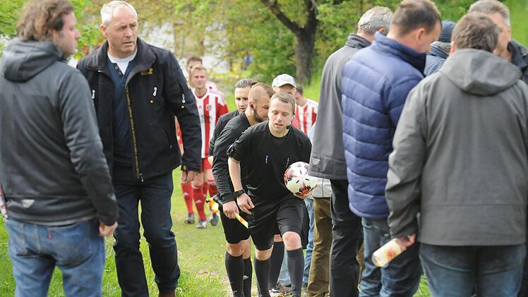 Durch diese enge Gasse muss er kommen. Beim Spiel FC Fuchsstadt gegen Kleinrinderfeld wurde es für Schiri Tobias Fenkl eng.ssp