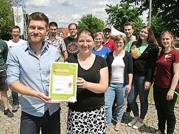Andreas Barthel (Pastoralreferent der Seelsorgeeinheit Unterer Aischgrund) und Isabella Rauh (Vorsitzende des Jugendausschusses) zeigen stolz die Urkunde der 72-Stunden-Aktion; im Bild sind weitere Vertreter des Bundes der Katholischen Jugend Forchheim. Foto: Sylvia Hubele