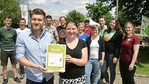 Andreas Barthel (Pastoralreferent der Seelsorgeeinheit Unterer Aischgrund) und Isabella Rauh (Vorsitzende des Jugendausschusses) zeigen stolz die Urkunde der 72-Stunden-Aktion; im Bild sind weitere Vertreter des Bundes der Katholischen Jugend Forchheim. Foto: Sylvia Hubele