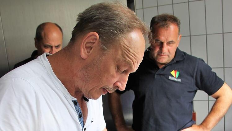 Schafdarm für die dünneren, Schweinedarm für die dickeren Bratwürste - so macht Metzger Martin Kreß das. Diana Fuchs