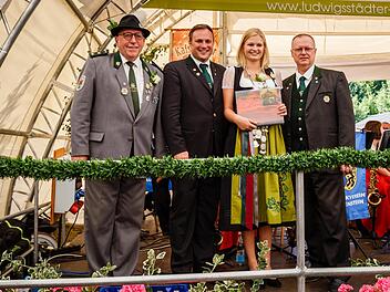 Sarah Lipfert beim diesjährigen Ludwigsstädter Vogelschießen mit (von links) Erstem Schützenmeister Johannes Haase, Bezirksschützenmeister Alexander Hummel und Gauschützenmeister Klaus Jensch.  Foto: Florian Bauer