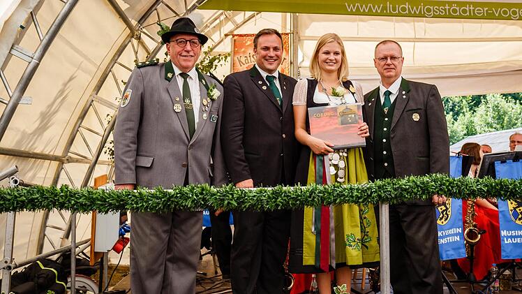 Sarah Lipfert beim diesjährigen Ludwigsstädter Vogelschießen mit (von links) Erstem Schützenmeister Johannes Haase, Bezirksschützenmeister Alexander Hummel und Gauschützenmeister Klaus Jensch.  Foto: Florian Bauer