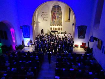 Der Chor GemeinSangkeit (vorn), die Musikkapelle Nordhalben und der ATSV-Spielmannszug (hinten) gestalteten zusammen mit weiteren heimischen Mitwirkenden den Frankenwald-Advent in der katholischen Pfarrkirche von Nordhalben.Norbert Neugebauer