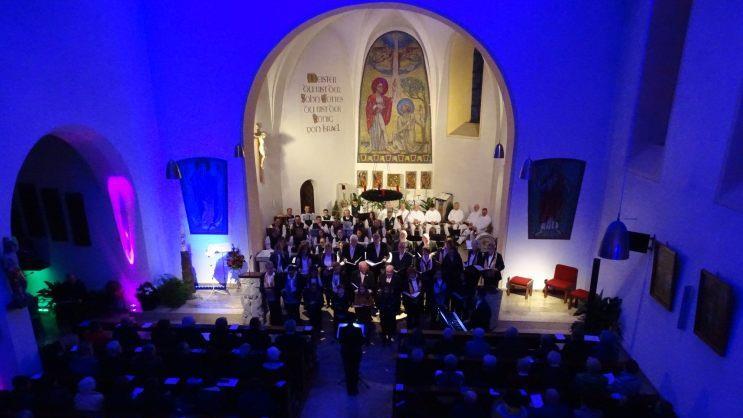 Der Chor GemeinSangkeit (vorn), die Musikkapelle Nordhalben und der ATSV-Spielmannszug (hinten) gestalteten zusammen mit weiteren heimischen Mitwirkenden den Frankenwald-Advent in der katholischen Pfarrkirche von Nordhalben.Norbert Neugebauer