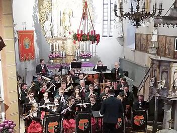 Der Musikverein Birnbaum beim Weihnachtskonzert in der Kirche St. Stephanus unter der Leitung von Dirigent Michael Deuerling Foto: privat