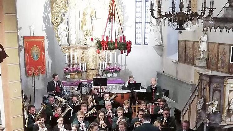 Der Musikverein Birnbaum beim Weihnachtskonzert in der Kirche St. Stephanus unter der Leitung von Dirigent Michael Deuerling Foto: privat
