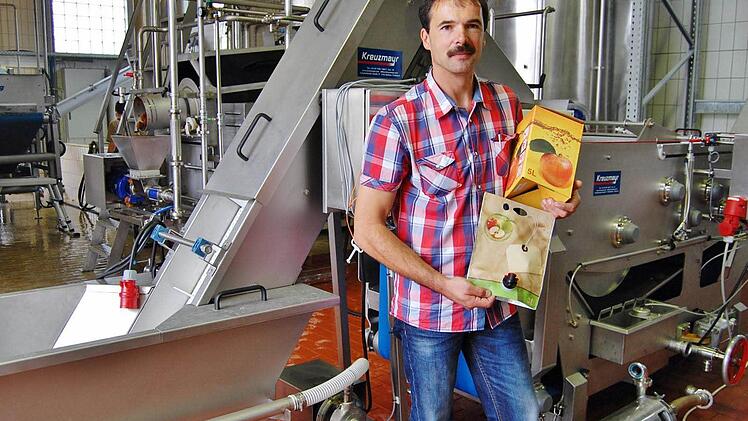 Inhaber Martin Hofmann (43) vor seiner neuen Apfelpresse für kundenbezogene Saftherstellung: Eigener Saft von eigenen Bäumen.