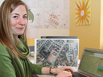 Geografie-Studentin Martina Häring ermittelt die Daten für den Markt Thurnau. Foto: Alexander Hartmann