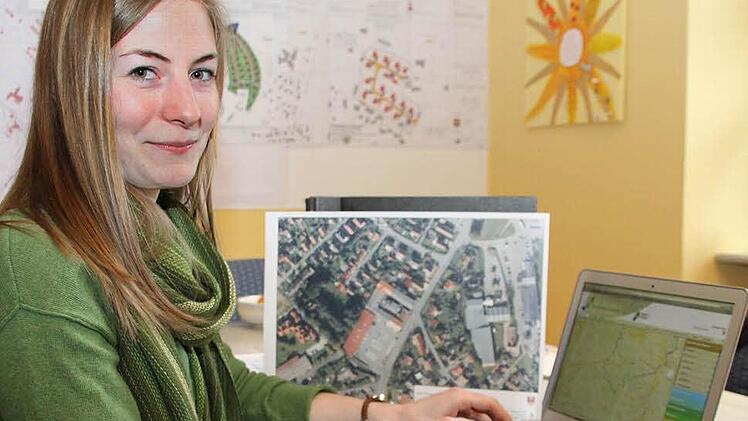 Geografie-Studentin Martina Häring ermittelt die Daten für den Markt Thurnau. Foto: Alexander Hartmann