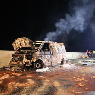 Begleitfahrzeug eines Schwertransporters brennt komplett aus