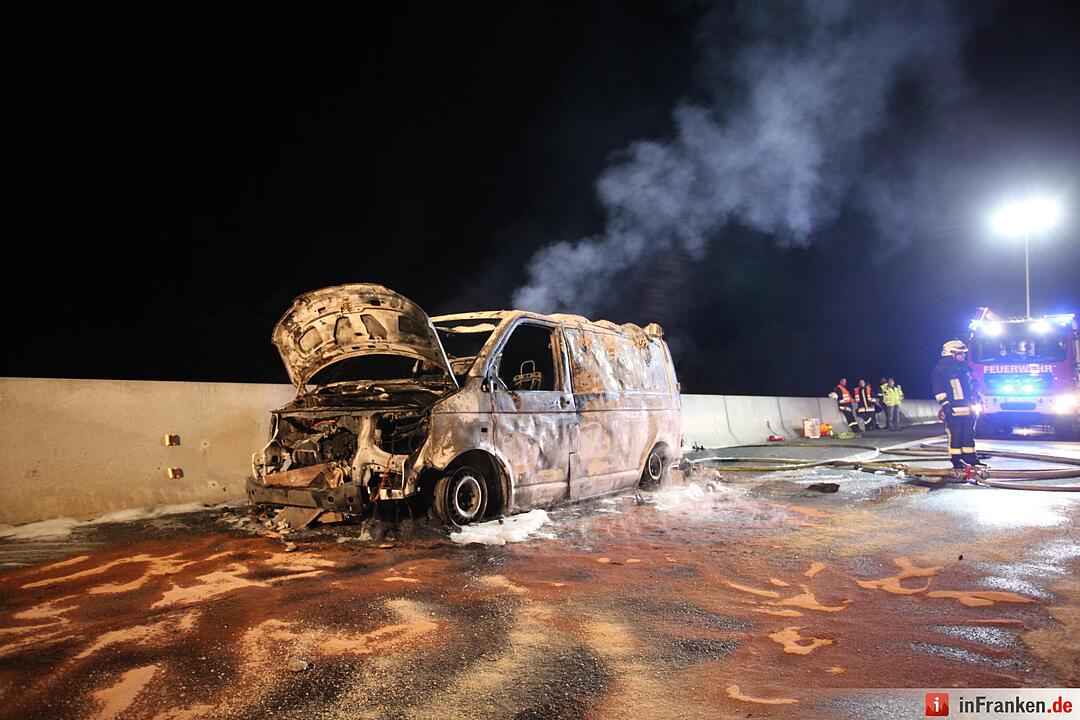 Begleitfahrzeug eines Schwertransporters brennt komplett aus