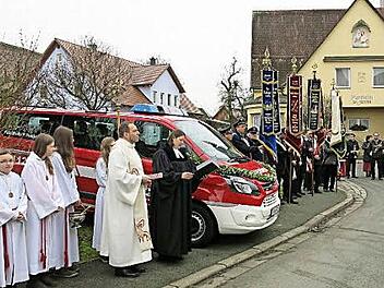 Pfarrerin Christiane Börstinghaus und Pfarrer Jürgen Dellermann segneten den Mannschaftswagen der Poxdorfer Feuerwehr. Foto: D. Niemann
