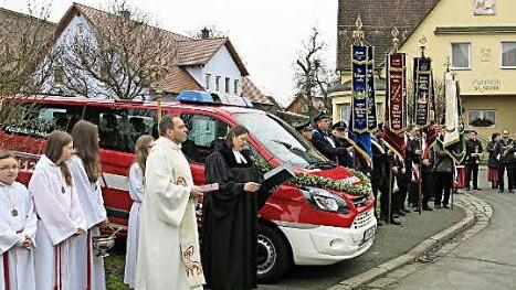 Pfarrerin Christiane Börstinghaus und Pfarrer Jürgen Dellermann segneten den Mannschaftswagen der Poxdorfer Feuerwehr. Foto: D. Niemann