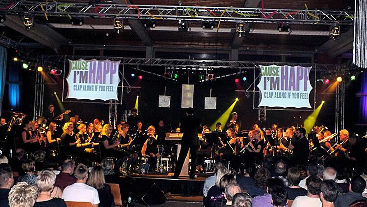 Einmal mehr setzte das 60-köpfige Blasorchester Sand unter Leitung seines Dirigenten Thomas Nees mit dem diesjährigen "House of Music" Akzente der Blasmusik. Foto: Alfons Beuerlein