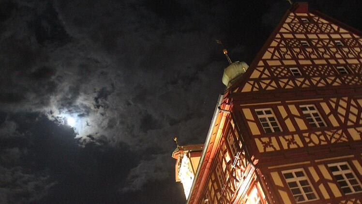 Das angestrahlte Rathaus  Foto: Matthias Einwag