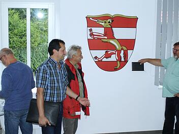 Sichtlich stolz auf den modernisierten Amtssitz sind (von links) Oliver Lukaschewitsch, Bürgermeister Peter Hart, sein Stellvertreter Manfred Öftring und Martin Keller.  Foto: Winfried Ehling