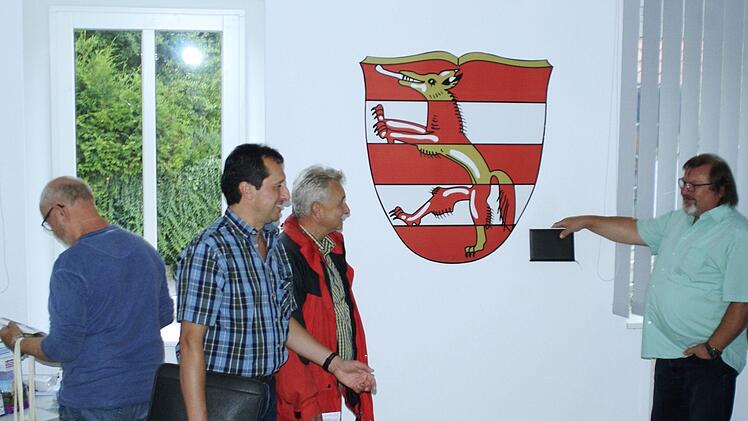 Sichtlich stolz auf den modernisierten Amtssitz sind (von links) Oliver Lukaschewitsch, Bürgermeister Peter Hart, sein Stellvertreter Manfred Öftring und Martin Keller.  Foto: Winfried Ehling