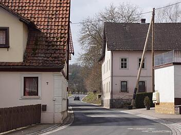 Möglichst in diesem Jahr soll hier rechts der Straße ein Gehweg in Dippach entstehen. Das leer stehende Haus (r.) hat die Stadt erworben und wird es abbrechen. Die Nebengebäude nutzt der Bauhof als Lager, informierte Bürgermeister Ziegler in der Bürgerversammlung.Foto: sw