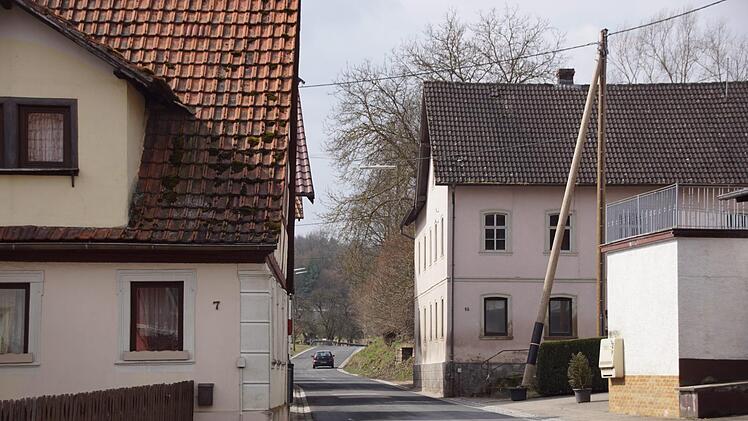 Möglichst in diesem Jahr soll hier rechts der Straße ein Gehweg in Dippach entstehen. Das leer stehende Haus (r.) hat die Stadt erworben und wird es abbrechen. Die Nebengebäude nutzt der Bauhof als Lager, informierte Bürgermeister Ziegler in der Bürgerversammlung.Foto: sw