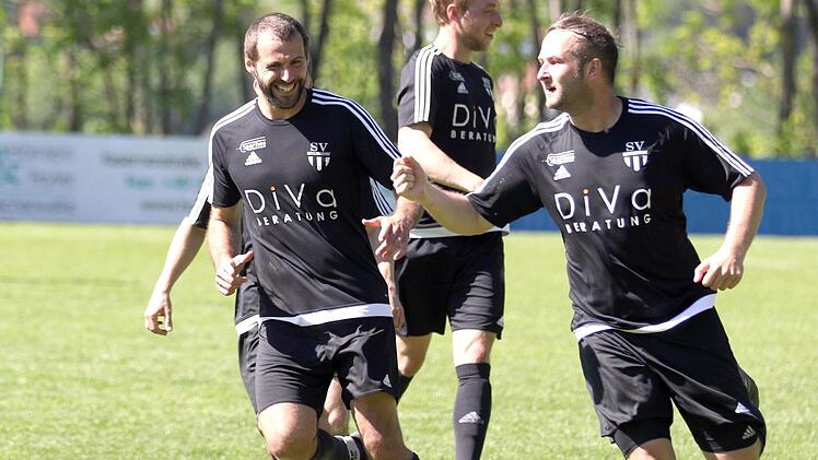 Der Ketschendorfer Torsch&uuml;tze zum 1:1-Ausgleich gegen Pfarrweisach, Fabian Griebel (rechts), l&auml;sst sich von Daniel Schmidt (links) und den anderen Teamkollegen feiern.  Fotos: Timo Geldner