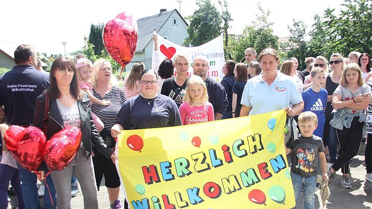 Mit Plakaten und Herzballons wurde die Familie in Hesselbach empfangen. Foto: Andreas Schmitt