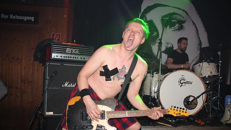 Wie anno  dazumal: Gitarrist Thomas Guzy von den "Go Faster Nuns" rockte im Kilt. Mit  im Bild Schlagzeuger Matthias Kramer. Foto: Stephan Stöckel