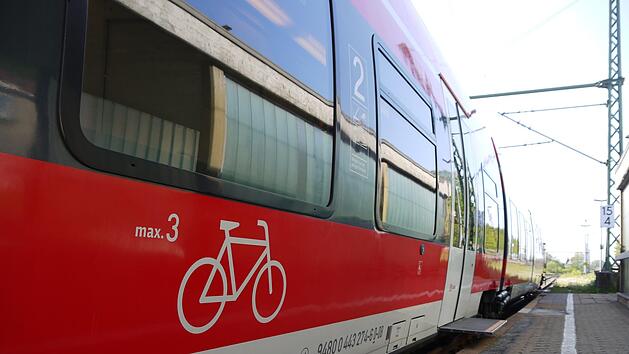 Ab dem 1. Mai ist die Fahrradmitnahme in den Zügen des Franken-Thüringen-Express im Kreis Kronach kostenlos. Die Deutsche Bahn und der Landkreis haben sich auf eine entsprechende Vereinbarung geeinigt. Foto: Rebecca Vogt