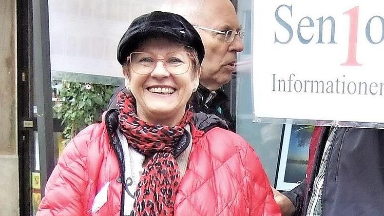 Margita Becker, eine Vertreterin der neu gewählten Seniorenbeiräte, verteilte charmant vitaminreiche Äpfel an die Passanten und lud sie zum Informationsgespräch ein.  Foto: Jürgen Jansen