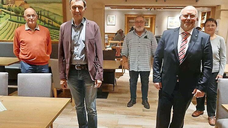 Der ehemalige Bürgermeister und Gründungsvorsitzende des Vereins Schwimmbadfreunde Weißenbrunn, Egon Herrmann (rechts vorne), wurde zum Ehrenvorsitzenden ernannt. Bürgermeister Jörg Neubauer (vorne links) wurde zum neuen Vorsitzenden gewählt. Mit im Bild zweiter Vorsitzender Axel Witthauer, Schriftführer Bernd Schneider, Kassiererin Ruth Tölg (hinten von links).  Foto: K.- H. Hofmann