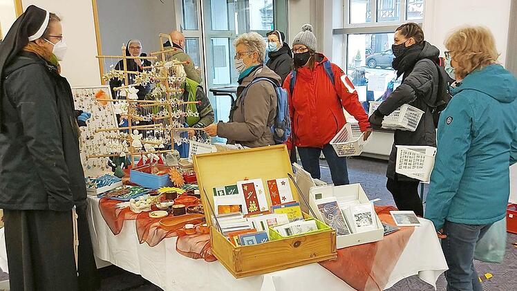 Der Basar der Franziskusschwester in Vierzehnheiligen im Pop-up-Store in Bad Staffelstein wurde gut angenommen. Aufgrund von Corona durften immer nur zehn Besucher gleichzeitig eintreten.