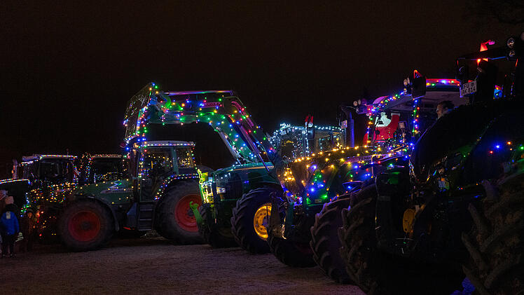 Weihnachtlich geschmückte Traktoren: "Ein Funken Hoffnung für alle" Lichterfahrt